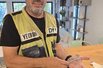 רעננה: שתי טבעות נתקעו על אצבעה של אישה, מתנדב ידידים הוציא את הטבעות וחילץ את האצבע בשלום