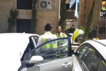 רמת אשכול: תינוק ננעל לבדו ברכב וחולץ בשלום על־ידי מתנדבי ידידים