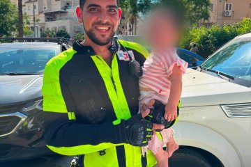 אור יהודה: תינוקת ננעלה ברכב בשגגה לעיני אמהּ, מתנדב ידידים חילץ אותה בשלום • “זו תחושה של סיפוק” • צפו🎥