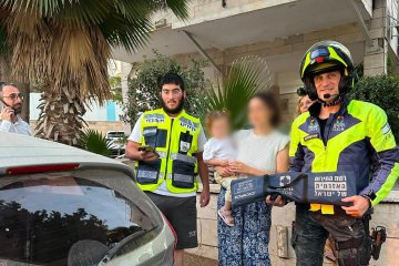 קטמון: פעוטה ננעלה לבדה ברכב וחולצה בשלום על־ידי מתנדבי ידידים • “כל בני המשפחה באו ללחוץ יד בהתרגשות”