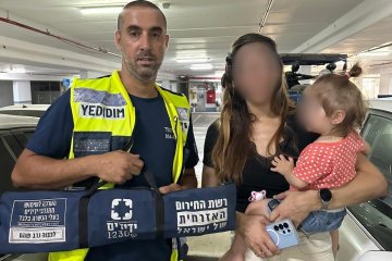 חיפה: פעוטה כבת שנתיים ננעלה בשגגה ברכב וחולצה בשלום ע”י מתנדב ידידים • “האמא הייתה בהיסטריה, תוך שניות הילדה חולצה”