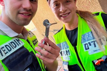 בני ברק: טבעת נישואין של אישה נתקעה באצבעה – מתנדבי ידידים שחררו את הטבעת וחילצו את האצבע בשלום • “אני מודה לה’ על הזכות לסייע”