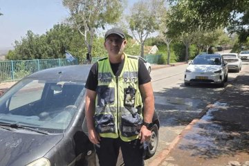 עלי: פעוט ננעל לבדו ברכב וחולץ בשלום על־ידי מתנדבי ידידים • “התינוק חולץ וחזר לשחק”