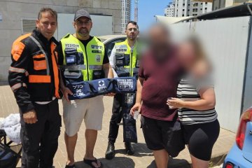 אשדוד: תינוק ננעל בשגגה ברכב, מתנדבי ידידים חילצו אותו בשלום • ״אין מילים להודות לכם, הגעתם כל כך מהר״