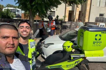 נתניה: פעוט כבן שנה וחצי ננעל ברכב לעיני אמו וחולץ בשלום על ידי מתנדבי ידידים • “ראיתי את האמא בוכה ובלחץ מטורף ואת הפעוט צורח בתוך הרכב”