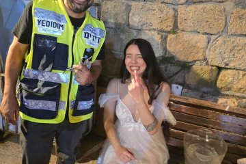 קיסריה: טבעת נישואין נתקעה באצבעה של כלה, וחולצה ע״י מתנדב ידידים • צפו 🎥