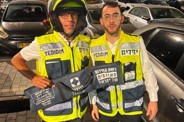אשדוד: תינוק ננעל בשגגה ברכב, מתנדבי ידידים חילצו אותו בשלום • ״איזה כיף שיש את ידידים״ • צפו 🎥