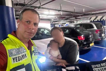 קרית אונו: תינוקת ננעלה בשגגה ברכב, מתנדב ידידים חילץ אותה בשלום