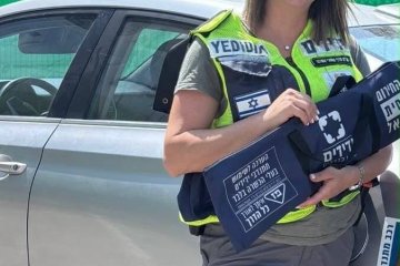גן יבנה: תינוקת ננעלה בשגגה ברכב, מתנדבת ידידים חילצה אותה בשלום • ״מתפללת שכל אירוע כזה יגמר בבכי של שמחה״
