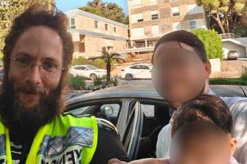 חיפה: פעוטה ננעלה בשגגה ברכב, מתנדב ידידים חילץ אותה בשלום