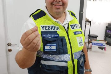 רבבה: טבעת של אישה נתקעה באצבעה – מתנדבי ידידים שחררו את הטבעת וחילצו את האצבע בשלום • “אין כמו לפתוח את חודש הסליחות בחילוץ שכזה”