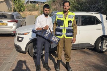 ראש העין: פעוט ננעל בשגגה ברכב, מתנדבי ידידים חילצו אותו בשלום • בידידים קוראים להורים לאמץ ״כלל מפתח״