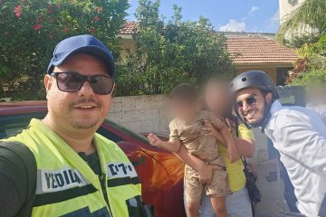 חדרה: פעוט ננעל ברכב בשגגה לעיני אימו ואחותו, מתנדבי ידידים חילצו אותו בשלום • “תחושה של סיפוק ביום לחוץ שכזה”