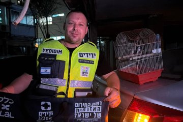 בני ברק: תוכים ננעלו ברכב, מתנדבי ידידים חילצו אותם בשלום