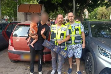 אזור: פעוטות ננעלו בשגגה ברכב, מתנדבי ידידים חילצו אותם בשלום • ״כששמעתי את הילדים בוכים, זה הרגיש כמו רגע של לידה״