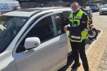 תל אביב: תינוקת ננעלה ברכב וחולצה בשלום על ידי מתנדב ידידים • “הייתי ממש על הרחוב”