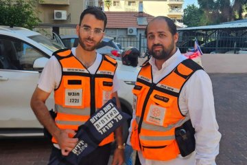 חדרה: תינוק ננעל ברכב וחולץ בשלום על ידי מתנדבי ידידים
