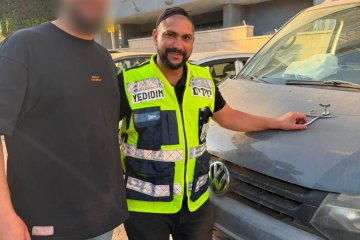 הוד השרון: טבעת של גבר נתקעה על אצבעו – מתנדב ידידים שחרר את הטבעת וחילץ את האצבע בשלום