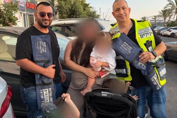 נתניה: תינוק ננעל בשגגה ברכב, מתנדבי ידידים חילצו אותו בשלום • בידידים קוראים להורים לאמץ “כלל מפתח”