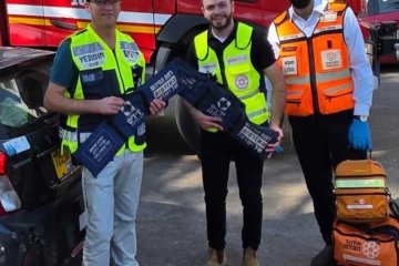 כפר סבא: תינוקת ננעלה ברכב בשגגה לעיני אמהּ, מתנדבי ידידים חילצו אותה בשלום • “בשבילי זו תחושת סיפוק של הצלת חיים”