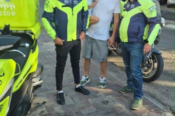 חולון: ילד ננעל בשגגה ברכב, מתנדבי ידידים חילצו אותו בשלום • ״למרות מנגנון נעילה מורכב מאוד, הצלחנו לפתוח את הדלת״
