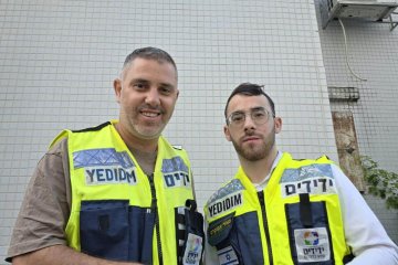 אשדוד: טבעת נתקעה באצבעה של גברת – מתנדבי ידידים חילצו אותה בשלום • ״ברגע אחד הלחץ התחלף לחיוך״ • צפו 🎥
