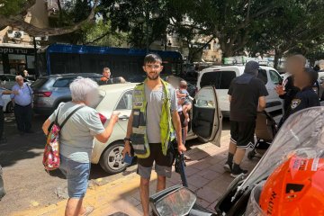 רמת גן: תינוק ננעל ברכב בשגגה לעיני הוריו, מתנדבי ידידים חילצו אותו בשלום • “סיפוק אדיר לפתוח את הרכב”