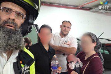קניון־רמות: תינוק ננעל לבדו ברכב וחולץ בשלום על־ידי מתנדבי ידידים • “האמא קפצה לרכב והוציאה את בנה התינוק”
