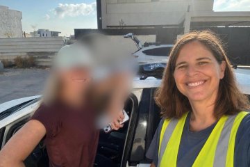 מרכז שפירא: פעוטה ננעלה בשגגה ברכב, מתנדבי ידידים חילצו אותה בשלום • בידידים קוראים להורים לאמץ ׳כלל מפתח׳