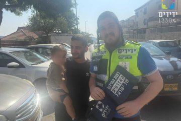ביתר עילית: תינוק ננעל לבדו ברכב וחולץ בשלום על־ידי מתנדבי ידידים • “החילוץ השני שלי השבוע”