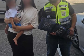 שייח ג’ראח: פעוט ננעל לבדו ברכב וחולץ בשלום על־ידי מתנדב ידידים • צפו🎥