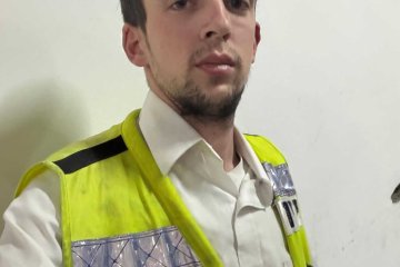 רמות: טבעת נלכדה באצבעה של גברת וחולצה בשלום על ידי מתנדב ידידים