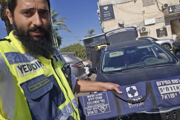 נתיבות: תינוק ננעל בשגגה ברכב, מתנדבי ידידים חילצו אותו בשלום • ״חילצתי את התינוק בתוך כעשרים שניות״ • צפו 🎥