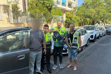 פתח תקווה: תינוקת ננעלה ברכב בשגגה לעיני אביה, מתנדבי ידידים חילצו אותה בשלום • “בזכות התרומה של חברות עסקיות אנחנו מצליחים להגיע ולחלץ במהירות בכל מקום בארץ”