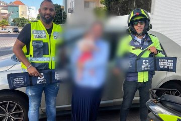 אשקלון: תינוקת ננעלה בשגגה ברכב, מתנדבי ידידים חילצו אותו בשלום • ״ראיתי את התינוקת עטופה בזיעה״ • צפו 🎥