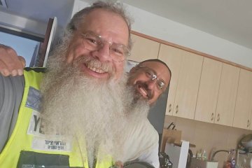 נתניה: ילד ננעל בחדר לבדו לאחר שדלת החדר נטרקה וננעלה – מתנדבי ידידים חילצו אותו בשלום • “עוד מצווה להכנס איתה לראש השנה”