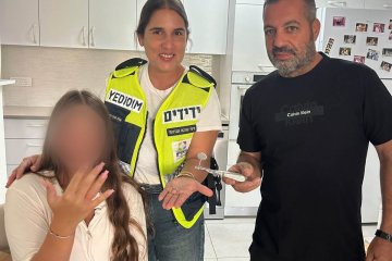 כפר סבא: טבעת נתקעה באצבעה של נערה – מתנדבי ידידים שחררו את הטבעת וחילצו את האצבע בשלום • “האחות ויתרה על הטבעת כדי להקל מכאבי אחותה”