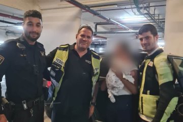 ראשל”צ: תינוק ננעל ברכב לעיני אמו וחולץ על ידי מתנדב ידידים • “הרגשה מדהימה להציל חסר ישע, במיוחד בשעת לילה מאוחרת”