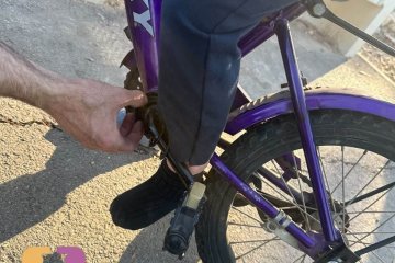 רמות: רגל של ילד נלכדה בפדל של אופניים וחולצה בשלום על ידי מתנדב ידידים