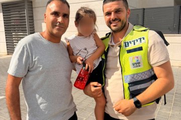 נהריה: ילדה ננעלה ברכב וחולצה בשלום ע״י מתנדב ידידים.