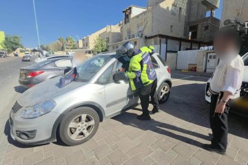 אלעד: שני פעוטות ננעלו בשגגה ברכב, מתנדבי ידידים חילצו אותם בשלום • ״בתוך כ-30 שניות הדלת כבר הייתה פתוחה״ • צפו 🎥