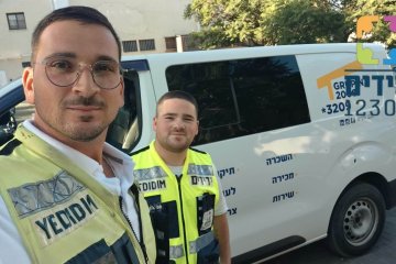 קרית גת: תינוקת ננעלה בשגגה ברכב, מתנדבי ידידים חילצו אותה בשלום • ״התברר שהיא סבלה מעודף חום והזיעה מאוד ״ • צפו 🎥