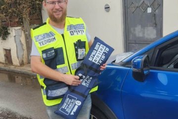 חדרה: ילדה כבת שנתיים ננעלה ברכב וחולצה בשלום על ידי מתנדבי ידידים • “זה סיפוק מדהים לחלץ ילדה ולהשיב אותה לידי אמהּ”