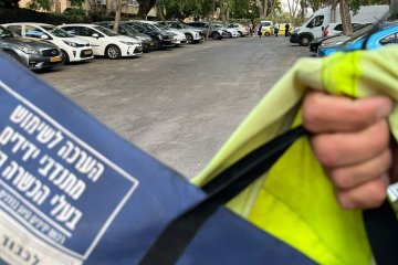 כפר סבא: תינוק ננעל ברכב בשגגה לעיני אימו, מתנדבי ידידים חילצו אותו בשלום • “האם יחד עם כוחות ההצלה עמדו חסרי אונים”