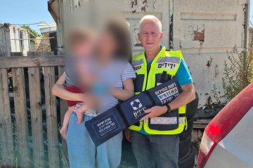 עץ אפרים: פעוט ננעל ברכב לעיני אמו וחולץ בשלום על ידי מתנדב ידידים • “סיפוק גדול לחלץ במהירות שכזו”