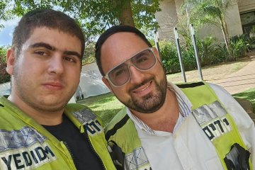 נתניה: טבעת של אישה נתקעה באצבעה – מתנדבי ידידים שחררו את הטבעת וחילצו את האצבע בשלום • “הטבעת הייתה על האצבע שלה למעלה מ־50 שנה”
