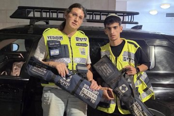 ראש העין: תינוקת ננעלה ברכב בשגגה לעיני הוריה, מתנדבי ידידים חילצו אותה בשלום • “ההורים הודו לנו מאוד על המקצועיות והזריזות”