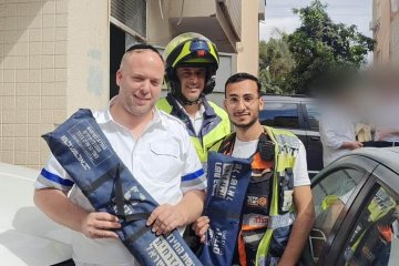 בני ברק: תינוק כבן שנה ננעל ברכב מונע וחולץ במהירות על ידי מתנדבי ידידים • “בתוך פחות מדקה פתחנו את הרכב וחילצנו את התינוק בשלום”