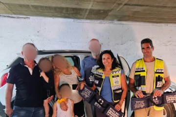 הרצליה: פעוט ננעל ברכב בשגגה לעיני סבו וסבתו, מתנדבי ידידים חילצו אותו בשלום • “הוא היה נעול ברכב מעל חצי שעה”