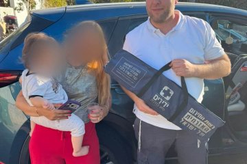 קרית אונו: פעוטה ננעלה ברכב בשגגה, מתנדב ידידים חילץ אותה בשלום • צפו🎥
